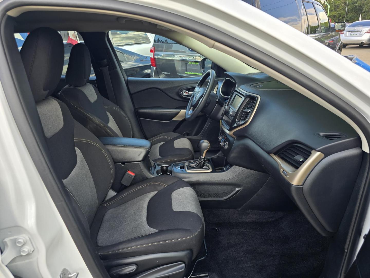 2018 WHITE Jeep Cherokee Latitude (1C4PJLCB2JD) with an 2.4L L4 DOHC 16V engine, 9A transmission, located at 2660 S.Garland Avenue, Garland, TX, 75041, (469) 298-3118, 32.885551, -96.655602 - Photo#18