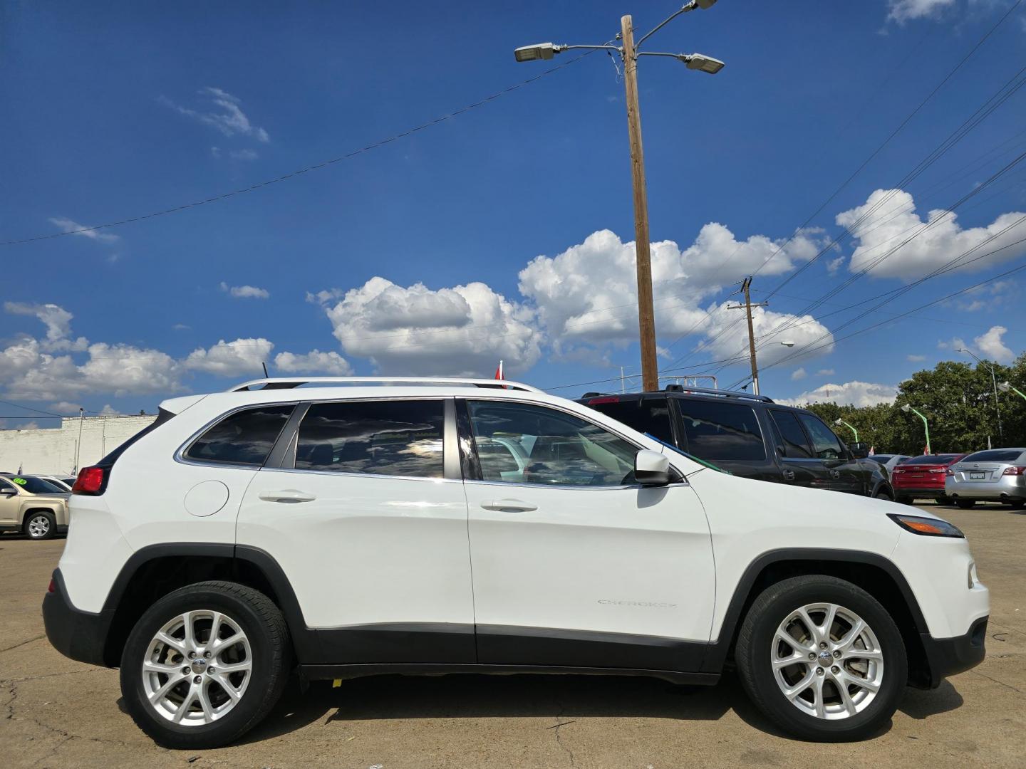 2018 WHITE Jeep Cherokee Latitude (1C4PJLCB2JD) with an 2.4L L4 DOHC 16V engine, 9A transmission, located at 2660 S.Garland Avenue, Garland, TX, 75041, (469) 298-3118, 32.885551, -96.655602 - Photo#2