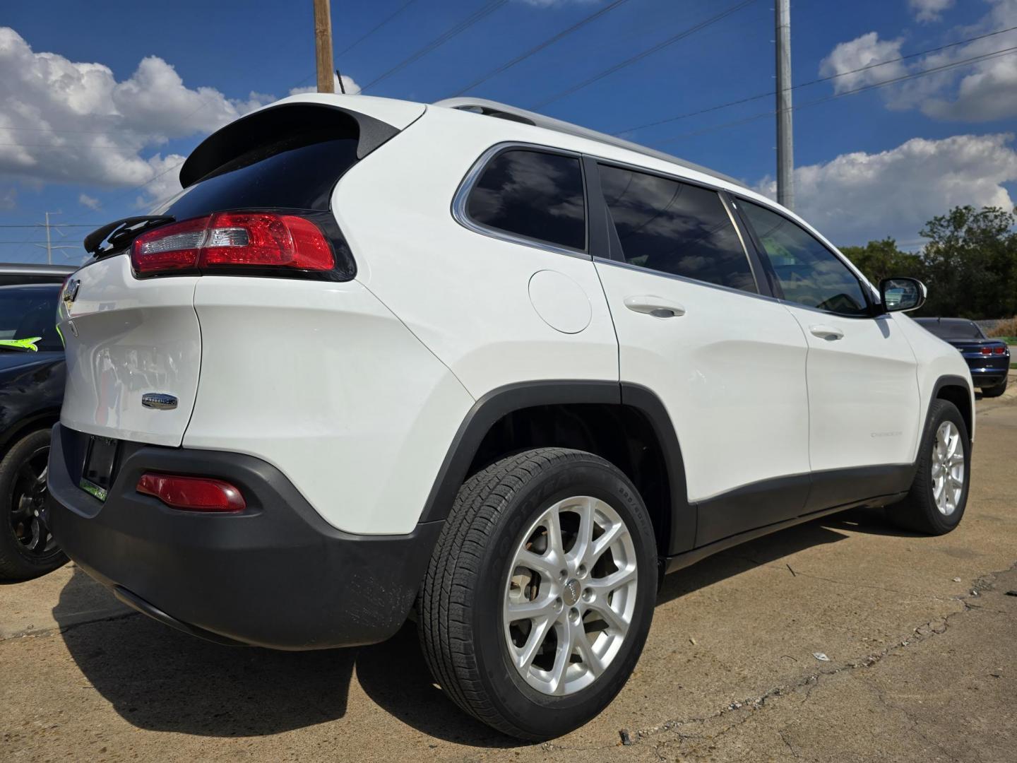 2018 WHITE Jeep Cherokee Latitude (1C4PJLCB2JD) with an 2.4L L4 DOHC 16V engine, 9A transmission, located at 2660 S.Garland Avenue, Garland, TX, 75041, (469) 298-3118, 32.885551, -96.655602 - Photo#3