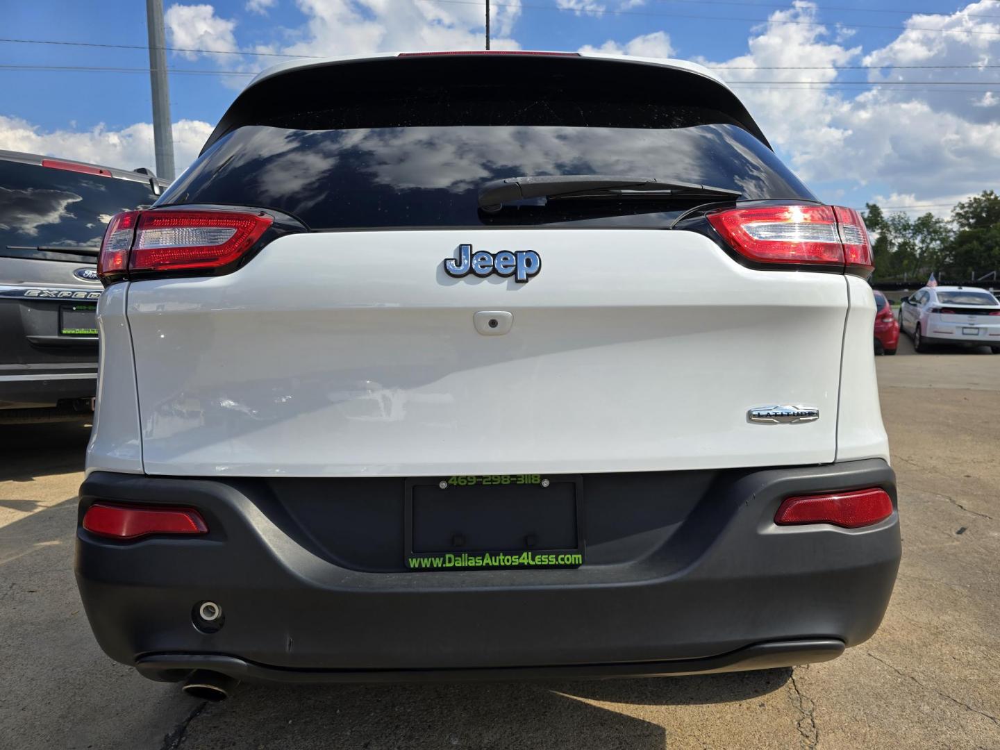 2018 WHITE Jeep Cherokee Latitude (1C4PJLCB2JD) with an 2.4L L4 DOHC 16V engine, 9A transmission, located at 2660 S.Garland Avenue, Garland, TX, 75041, (469) 298-3118, 32.885551, -96.655602 - Photo#4