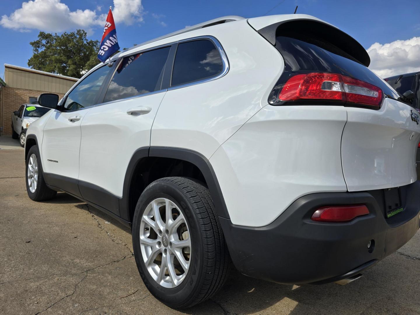 2018 WHITE Jeep Cherokee Latitude (1C4PJLCB2JD) with an 2.4L L4 DOHC 16V engine, 9A transmission, located at 2660 S.Garland Avenue, Garland, TX, 75041, (469) 298-3118, 32.885551, -96.655602 - Photo#5