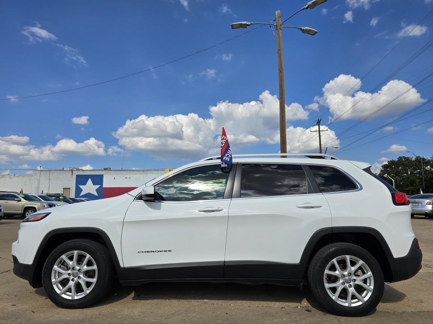 2018 WHITE Jeep Cherokee Latitude (1C4PJLCB2JD) with an 2.4L L4 DOHC 16V engine, 9A transmission, located at 2660 S.Garland Avenue, Garland, TX, 75041, (469) 298-3118, 32.885551, -96.655602 - Photo#7