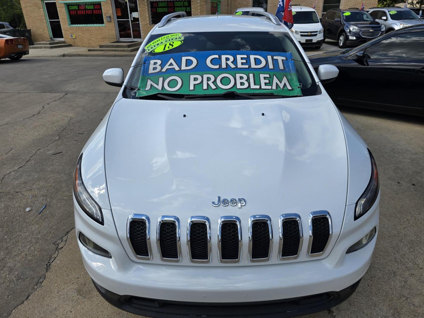 2018 WHITE Jeep Cherokee Latitude (1C4PJLCB2JD) with an 2.4L L4 DOHC 16V engine, 9A transmission, located at 2660 S.Garland Avenue, Garland, TX, 75041, (469) 298-3118, 32.885551, -96.655602 - Photo#8