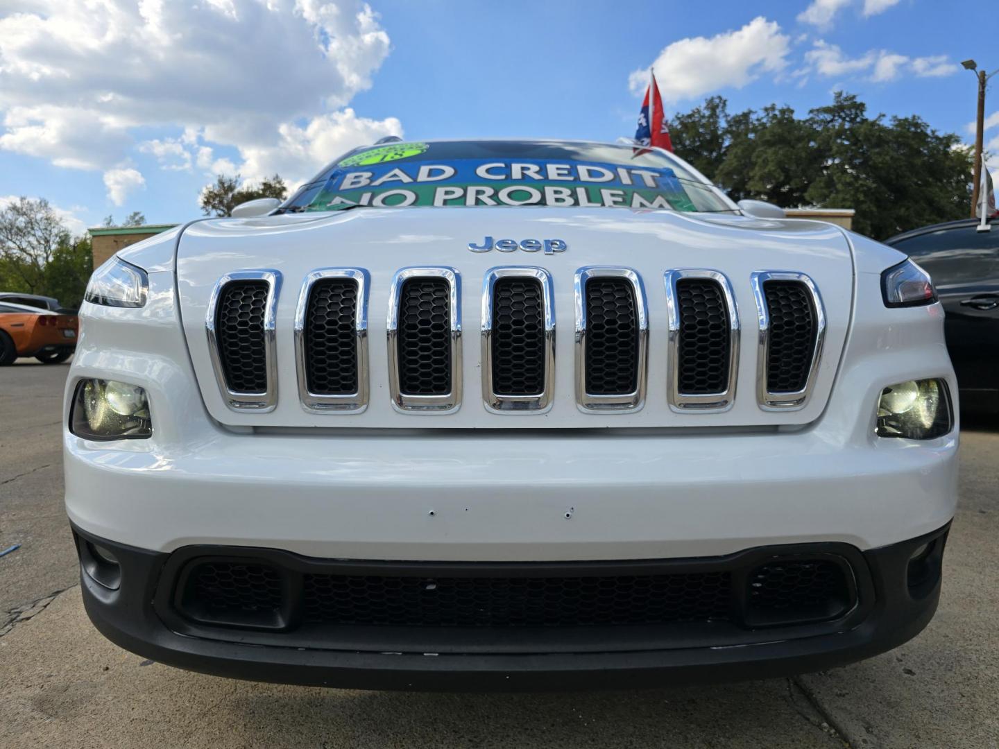 2018 WHITE Jeep Cherokee Latitude (1C4PJLCB2JD) with an 2.4L L4 DOHC 16V engine, 9A transmission, located at 2660 S.Garland Avenue, Garland, TX, 75041, (469) 298-3118, 32.885551, -96.655602 - Photo#9