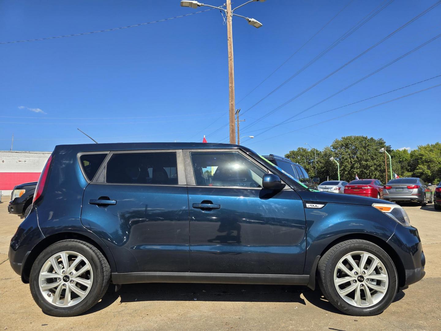 2018 BLUE Kia Soul + (KNDJP3A51J7) with an 2.0L L4 DOHC 16V engine, 6A transmission, located at 2660 S.Garland Avenue, Garland, TX, 75041, (469) 298-3118, 32.885551, -96.655602 - Photo#2