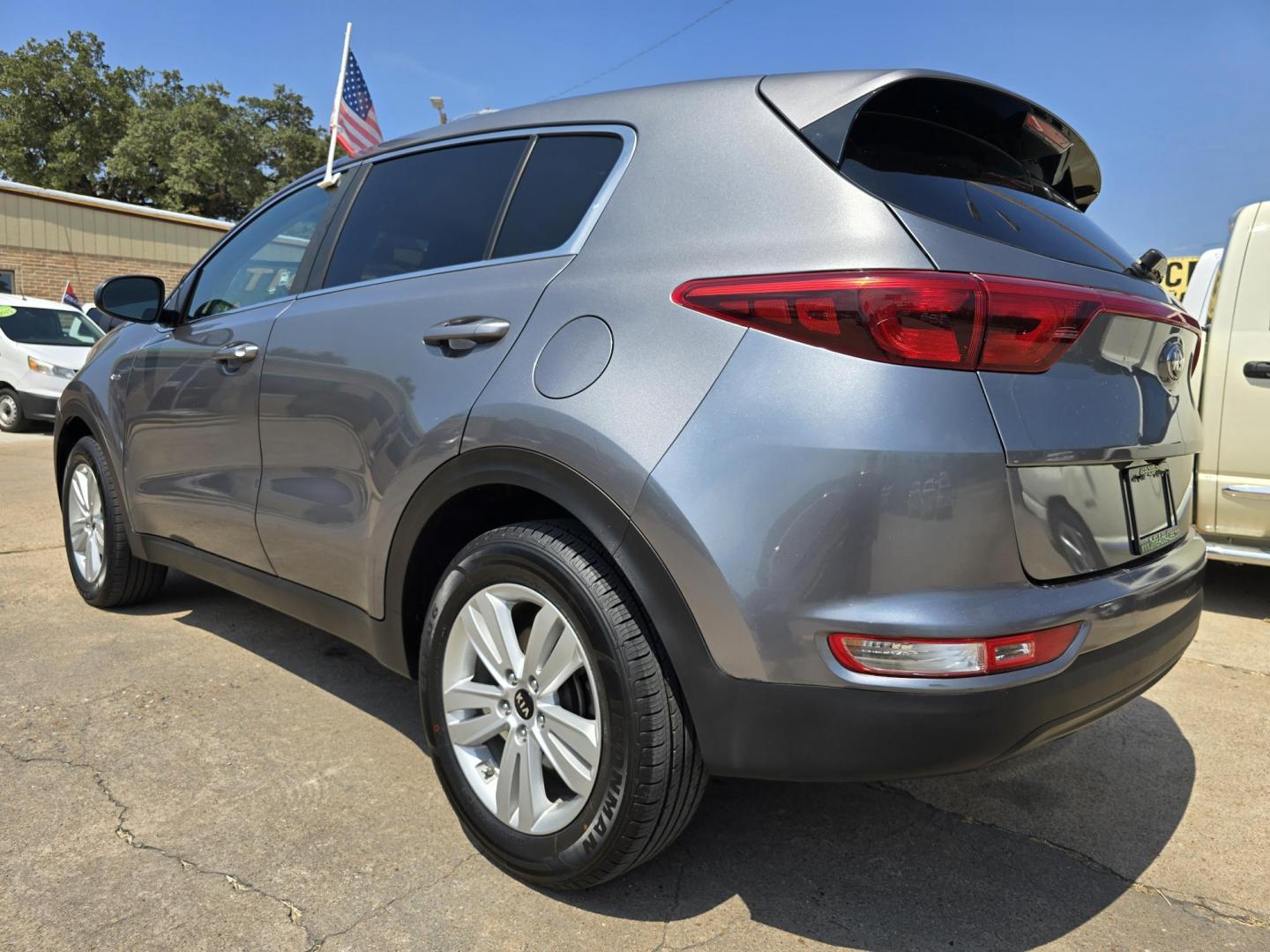 2018 Kia Sportage LX (KNDPMCAC8J7) with an 2.4L V6 DOHC 24V engine, 6A transmission, located at 2660 S.Garland Avenue, Garland, TX, 75041, (469) 298-3118, 32.885551, -96.655602 - Photo#5