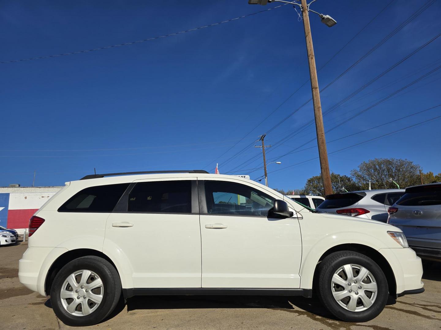 2018 WHITE Dodge Journey SE (3C4PDCABXJT) with an 2.4L L4 DOHC 16V engine, 4A transmission, located at 2660 S.Garland Avenue, Garland, TX, 75041, (469) 298-3118, 32.885551, -96.655602 - Photo#2