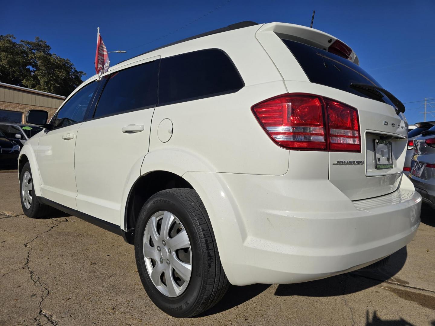 2018 WHITE Dodge Journey SE (3C4PDCABXJT) with an 2.4L L4 DOHC 16V engine, 4A transmission, located at 2660 S.Garland Avenue, Garland, TX, 75041, (469) 298-3118, 32.885551, -96.655602 - Photo#5