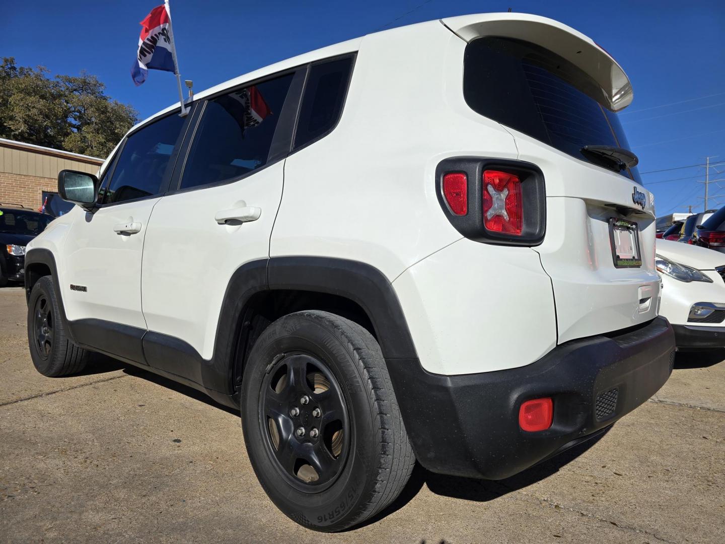 2018 WHITE Jeep Renegade Sport (ZACCJAAB3JP) with an 2.4L L4 DOHC 16V engine, AUTO transmission, located at 2660 S.Garland Avenue, Garland, TX, 75041, (469) 298-3118, 32.885551, -96.655602 - Photo#5