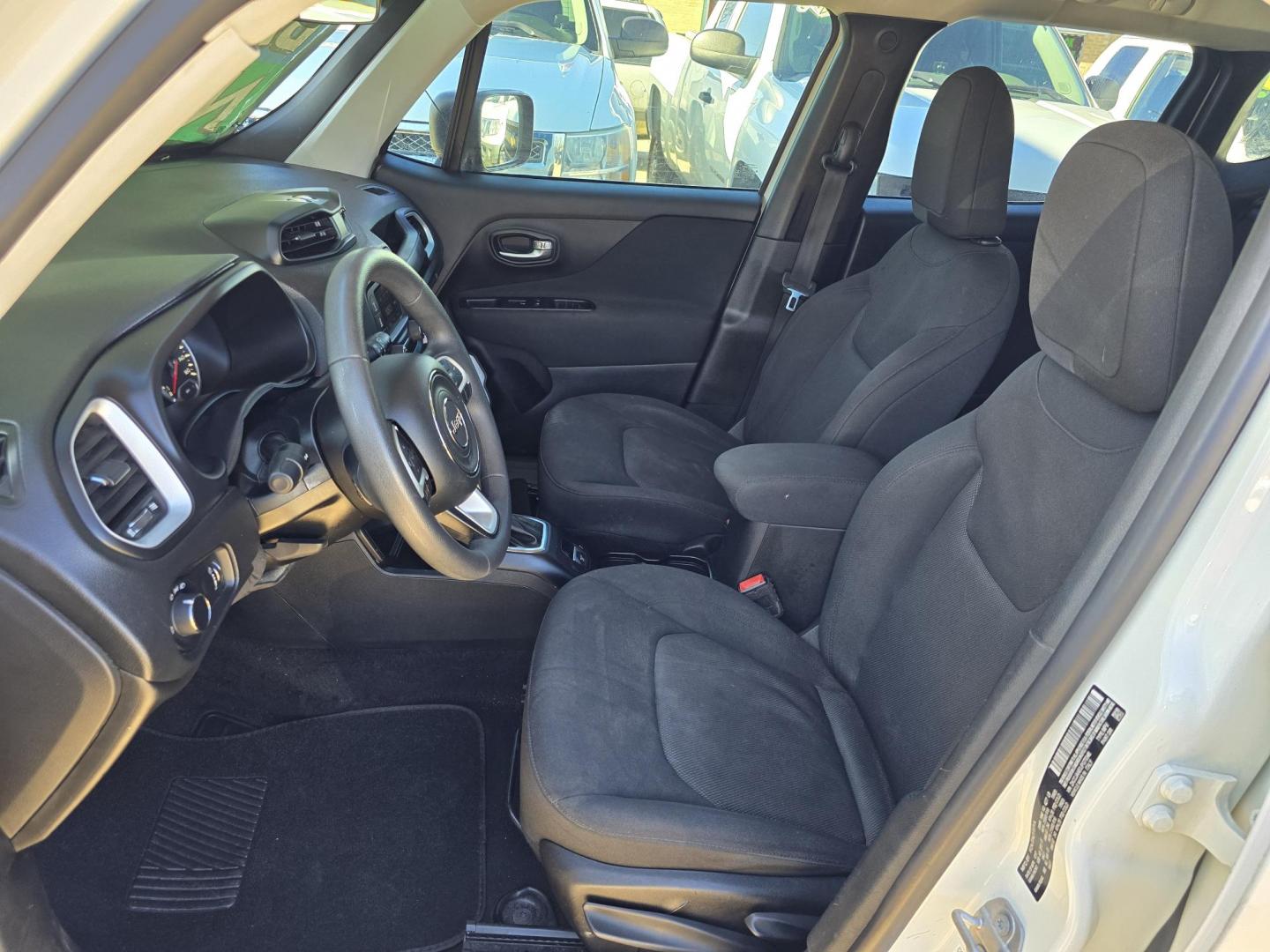 2018 WHITE Jeep Renegade Sport (ZACCJAAB3JP) with an 2.4L L4 DOHC 16V engine, AUTO transmission, located at 2660 S.Garland Avenue, Garland, TX, 75041, (469) 298-3118, 32.885551, -96.655602 - Photo#11