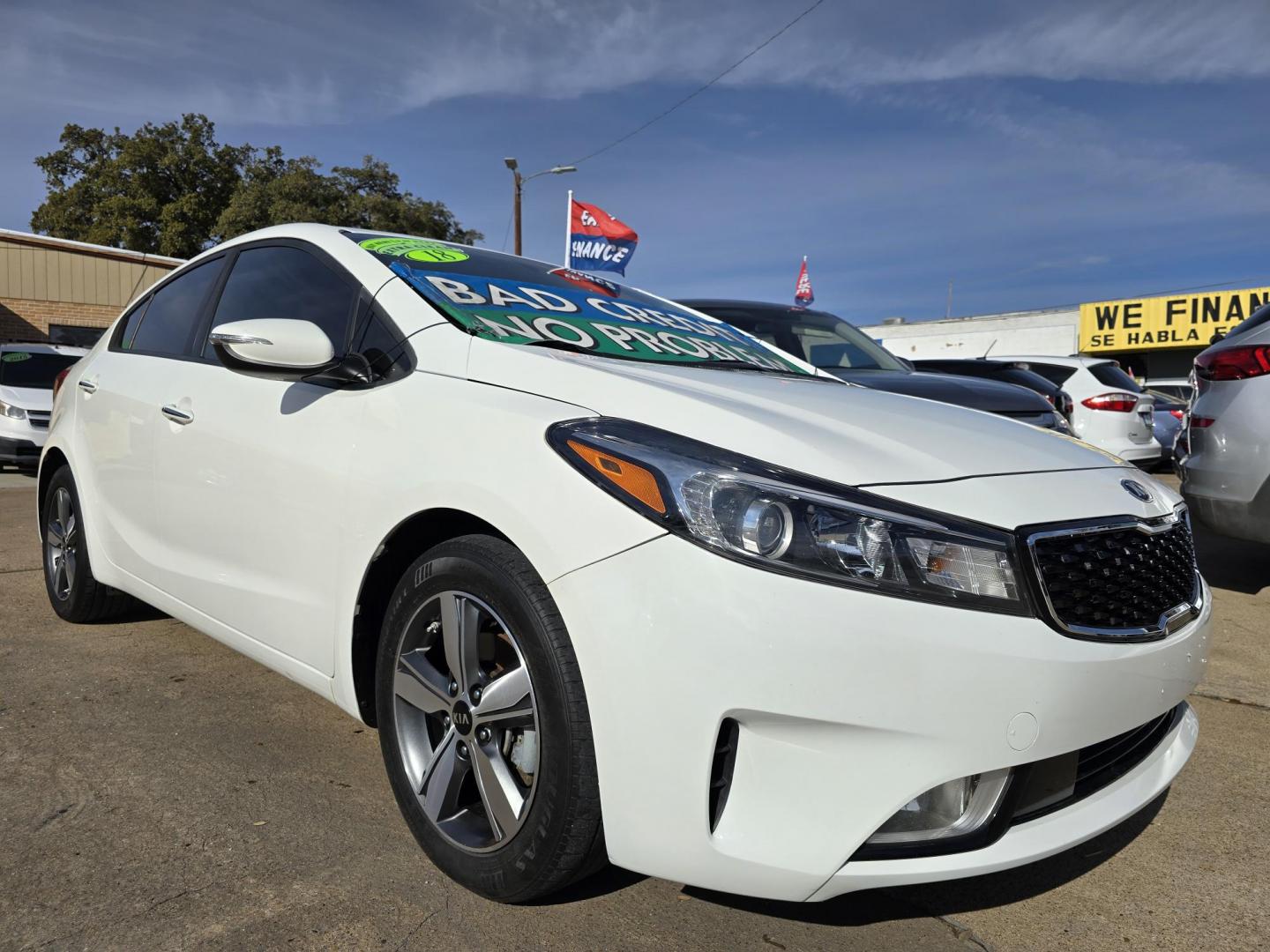 2018 WHITE Kia Forte LX (3KPFL4A74JE) with an 2.0L L4 DOHC 16V engine, AUTO transmission, located at 2660 S.Garland Avenue, Garland, TX, 75041, (469) 298-3118, 32.885551, -96.655602 - Photo#1