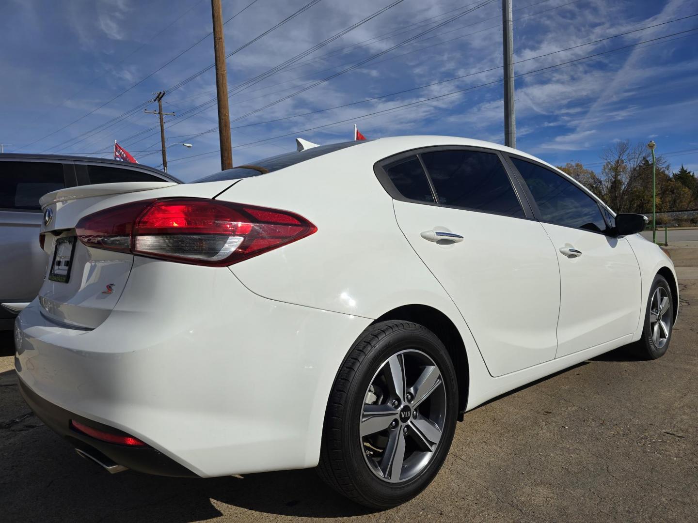 2018 WHITE Kia Forte LX (3KPFL4A74JE) with an 2.0L L4 DOHC 16V engine, AUTO transmission, located at 2660 S.Garland Avenue, Garland, TX, 75041, (469) 298-3118, 32.885551, -96.655602 - Photo#3