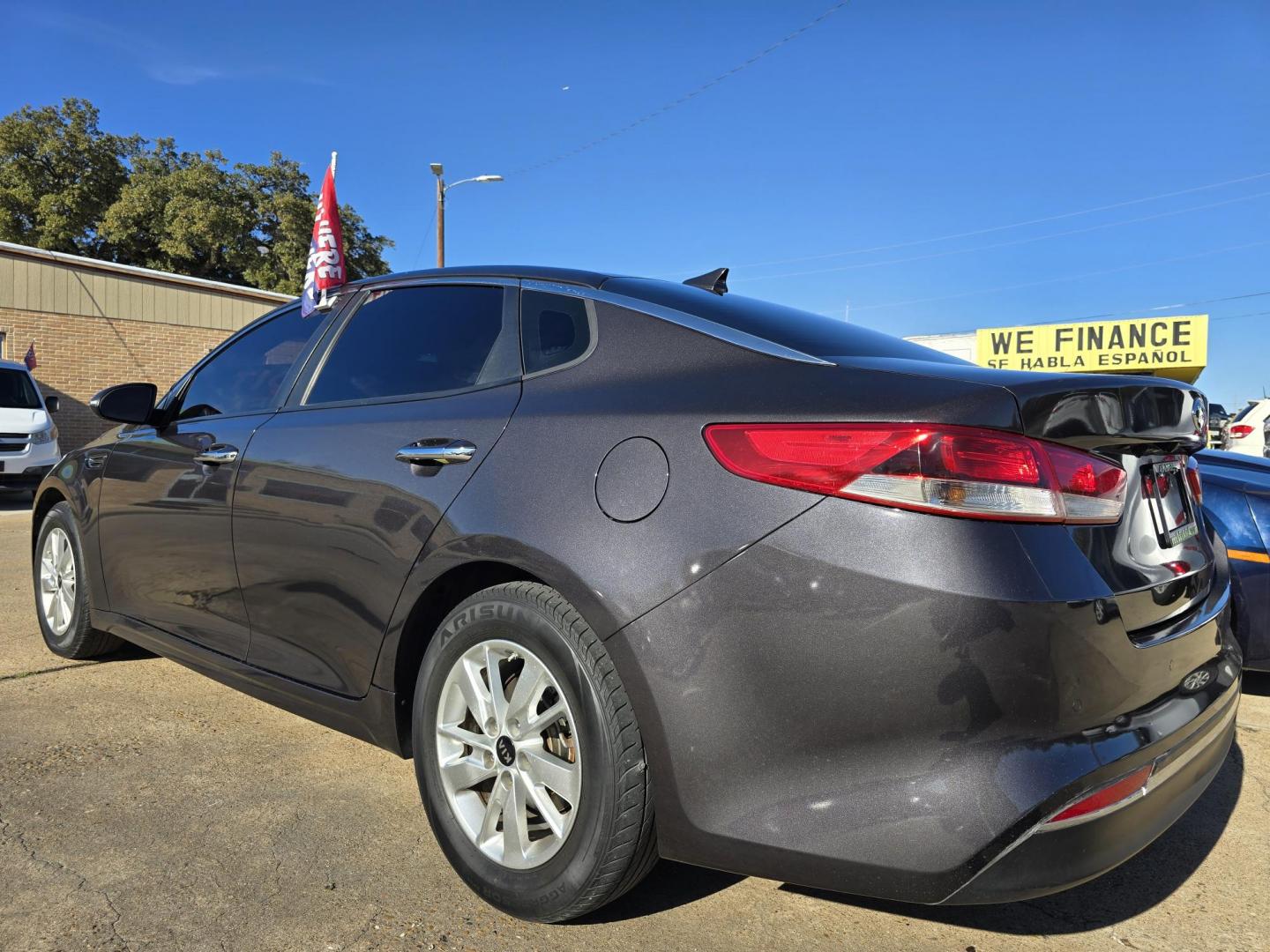 2018 GRAY Kia Optima LX (KNAGT4L38J5) with an 2.4L L4 DOHC 16V engine, 6A transmission, located at 2660 S.Garland Avenue, Garland, TX, 75041, (469) 298-3118, 32.885551, -96.655602 - Photo#5