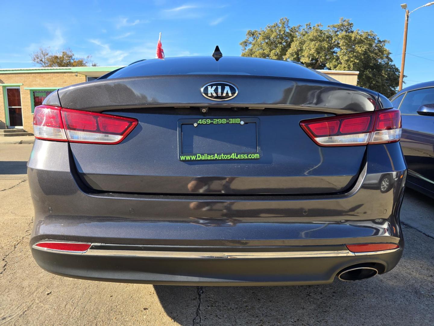 2018 GRAY Kia Optima LX (KNAGT4L38J5) with an 2.4L L4 DOHC 16V engine, 6A transmission, located at 2660 S.Garland Avenue, Garland, TX, 75041, (469) 298-3118, 32.885551, -96.655602 - Photo#4