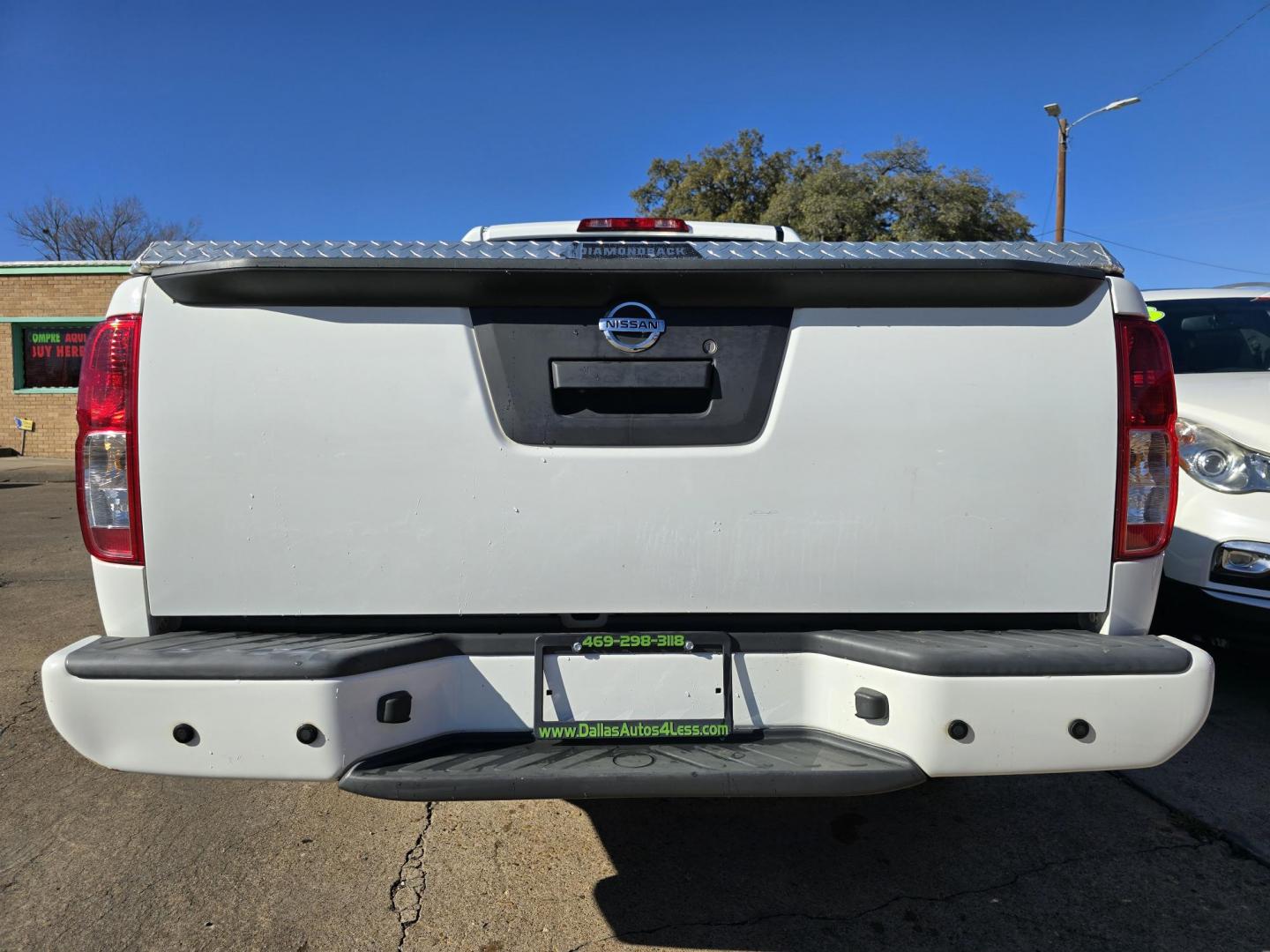 2018 WHITE Nissan Frontier S (1N6BD0CT9JN) with an 2.5L L4 DOHC 16V engine, AUTO transmission, located at 2660 S.Garland Avenue, Garland, TX, 75041, (469) 298-3118, 32.885551, -96.655602 - Photo#5