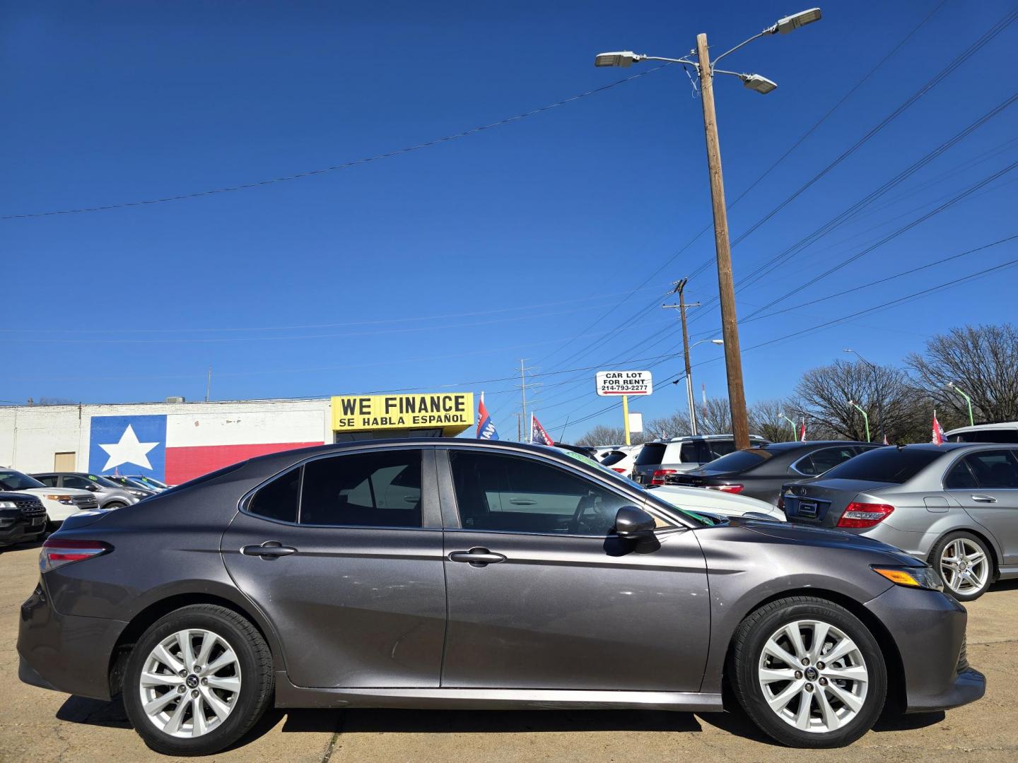 2018 GRAY Toyota Camry LE (4T1B11HK2JU) with an 2.5L L4 DOHC 16V engine, 8A transmission, located at 2660 S.Garland Avenue, Garland, TX, 75041, (469) 298-3118, 32.885551, -96.655602 - Photo#2