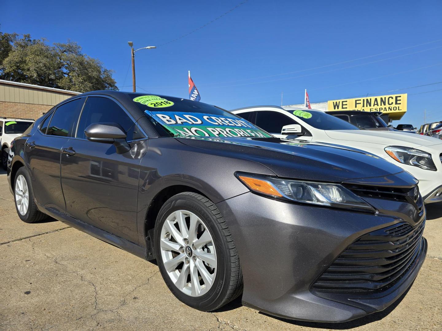 2018 GRAY Toyota Camry LE (4T1B11HK2JU) with an 2.5L L4 DOHC 16V engine, 8A transmission, located at 2660 S.Garland Avenue, Garland, TX, 75041, (469) 298-3118, 32.885551, -96.655602 - Photo#1