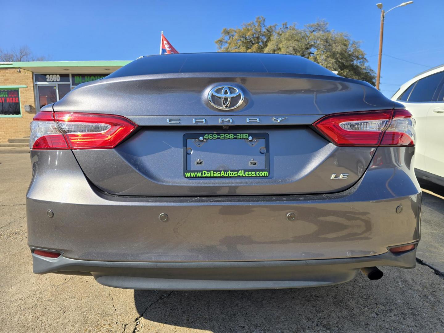 2018 GRAY Toyota Camry LE (4T1B11HK2JU) with an 2.5L L4 DOHC 16V engine, 8A transmission, located at 2660 S.Garland Avenue, Garland, TX, 75041, (469) 298-3118, 32.885551, -96.655602 - Photo#4