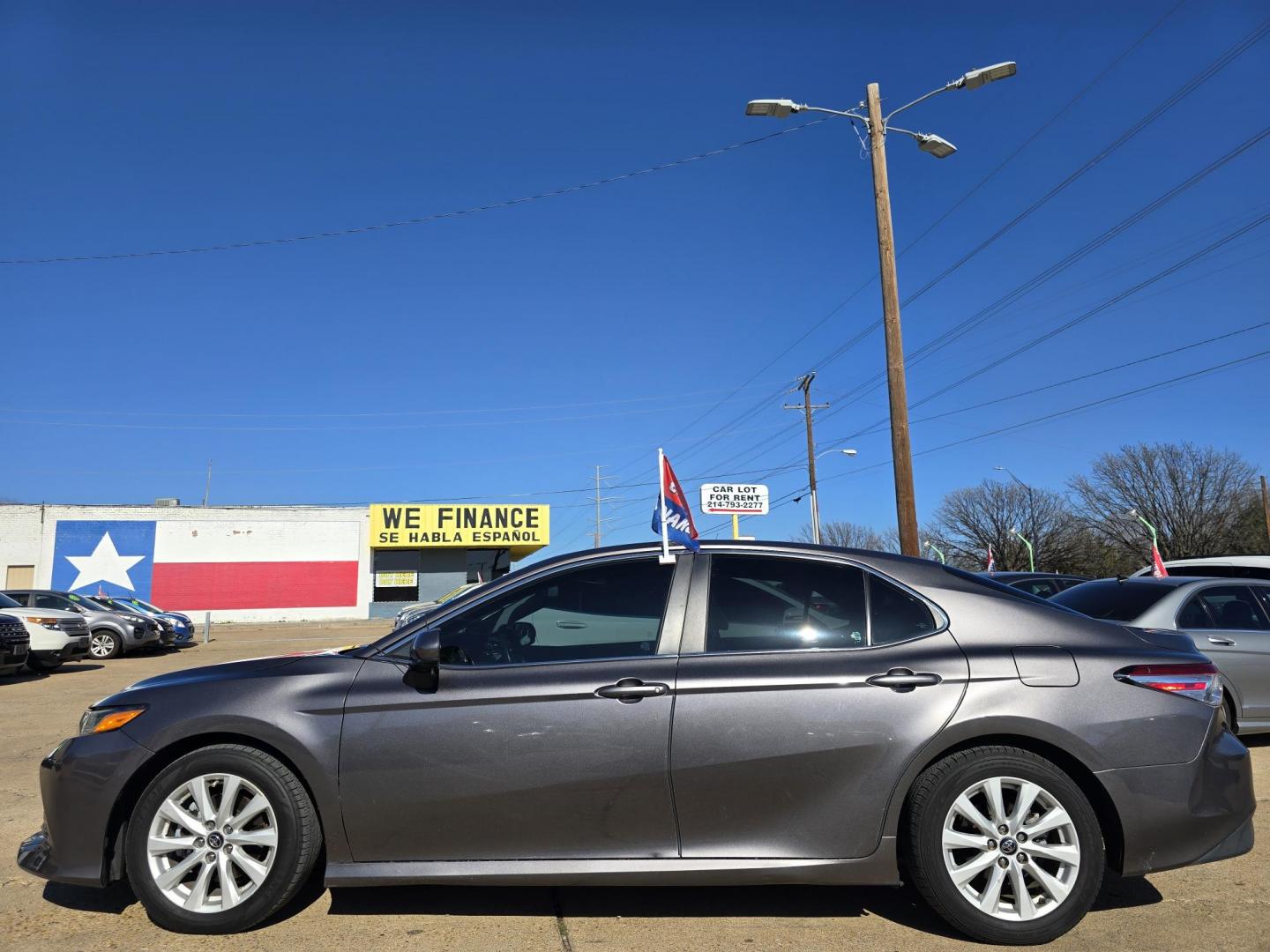 2018 GRAY Toyota Camry LE (4T1B11HK2JU) with an 2.5L L4 DOHC 16V engine, 8A transmission, located at 2660 S.Garland Avenue, Garland, TX, 75041, (469) 298-3118, 32.885551, -96.655602 - Photo#6