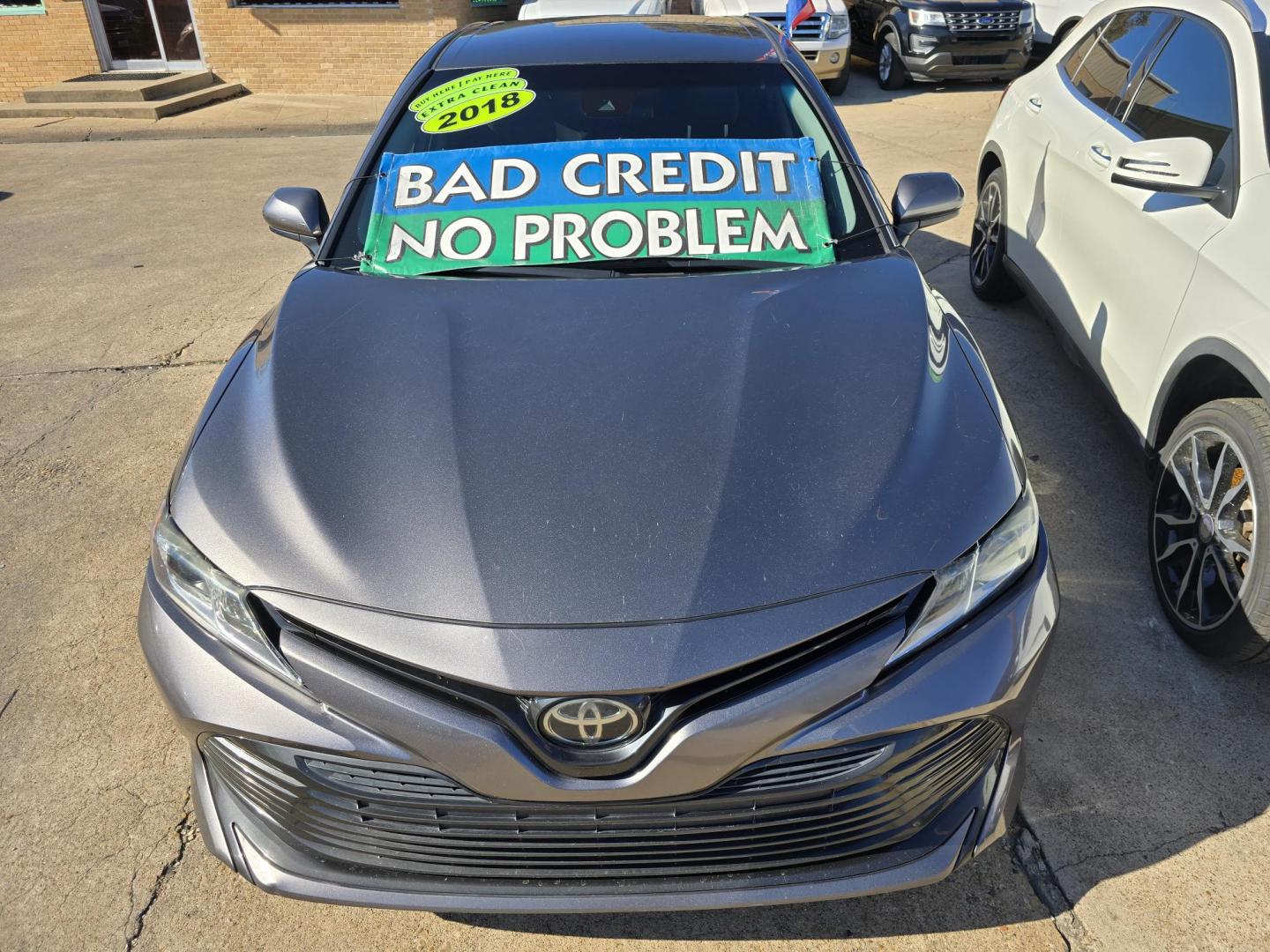 2018 GRAY Toyota Camry LE (4T1B11HK2JU) with an 2.5L L4 DOHC 16V engine, 8A transmission, located at 2660 S.Garland Avenue, Garland, TX, 75041, (469) 298-3118, 32.885551, -96.655602 - Photo#8