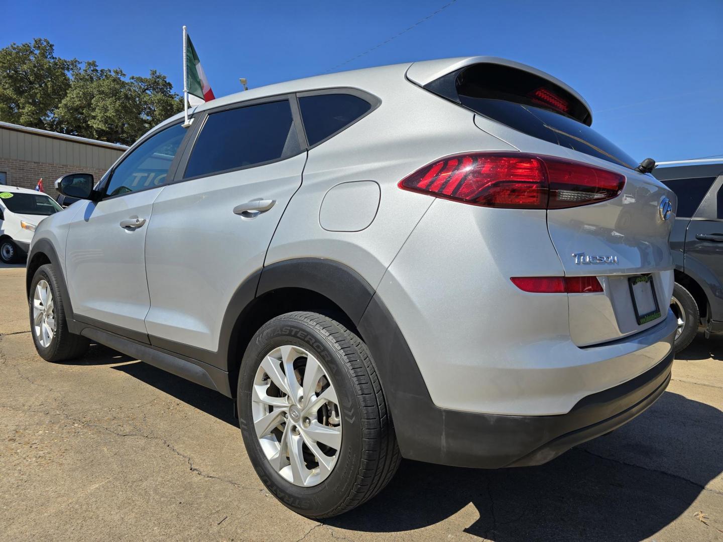 2019 Hyundai Tucson SE (KM8J23A46KU) with an 2.0L L4 DOHC 16V engine, 6A transmission, located at 2660 S.Garland Avenue, Garland, TX, 75041, (469) 298-3118, 32.885551, -96.655602 - Photo#5