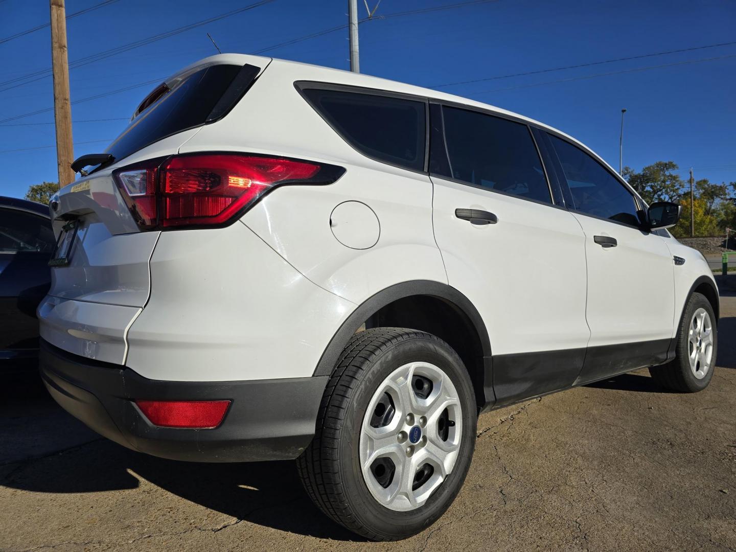 2019 WHITE Ford Escape S (1FMCU0F71KU) with an 2.5L L4 DOHC 16V engine, 6A transmission, located at 2660 S.Garland Avenue, Garland, TX, 75041, (469) 298-3118, 32.885551, -96.655602 - Photo#3