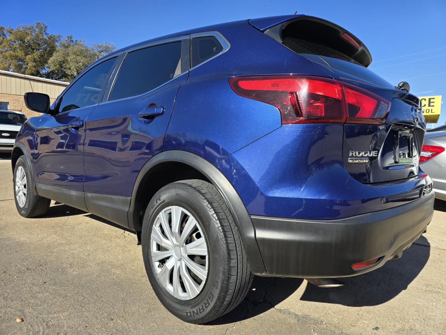 2019 BLUE Nissan Rogue Sport SL (JN1BJ1CR5KW) with an 2.0L L4 DOHC 16V engine, CVT transmission, located at 2660 S.Garland Avenue, Garland, TX, 75041, (469) 298-3118, 32.885551, -96.655602 - Photo#5