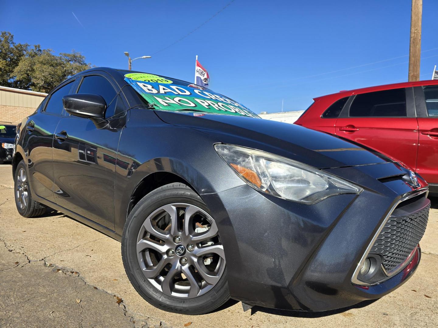 2019 GRAY Toyota Yaris LE (3MYDLBYVXKY) with an 1.5L L4 DOHC 16V engine, AUTO transmission, located at 2660 S.Garland Avenue, Garland, TX, 75041, (469) 298-3118, 32.885551, -96.655602 - Photo#0