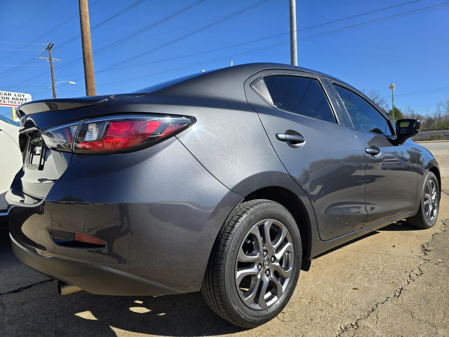 2019 GRAY Toyota Yaris LE (3MYDLBYVXKY) with an 1.5L L4 DOHC 16V engine, AUTO transmission, located at 2660 S.Garland Avenue, Garland, TX, 75041, (469) 298-3118, 32.885551, -96.655602 - Photo#3