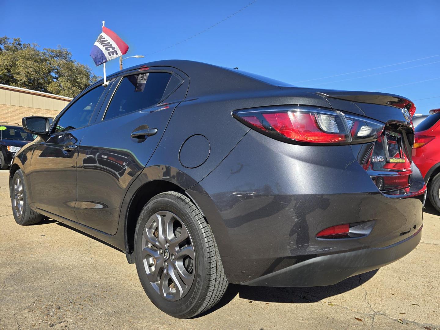 2019 GRAY Toyota Yaris LE (3MYDLBYVXKY) with an 1.5L L4 DOHC 16V engine, AUTO transmission, located at 2660 S.Garland Avenue, Garland, TX, 75041, (469) 298-3118, 32.885551, -96.655602 - Photo#5