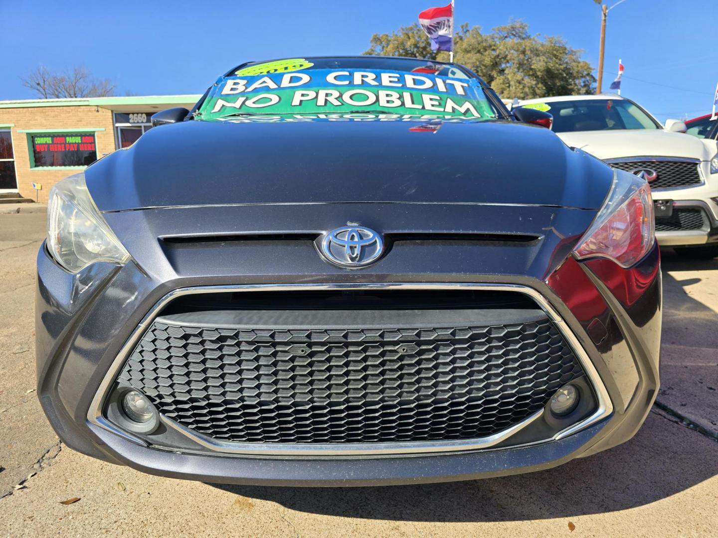 2019 GRAY Toyota Yaris LE (3MYDLBYVXKY) with an 1.5L L4 DOHC 16V engine, AUTO transmission, located at 2660 S.Garland Avenue, Garland, TX, 75041, (469) 298-3118, 32.885551, -96.655602 - Photo#9