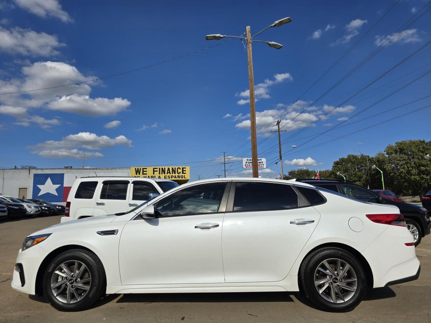 2020 DIAMOND WHITE Kia Optima LX (5XXGT4L32LG) with an 2.4L L4 DOHC 16V engine, 6A transmission, located at 2660 S.Garland Avenue, Garland, TX, 75041, (469) 298-3118, 32.885551, -96.655602 - Photo#6