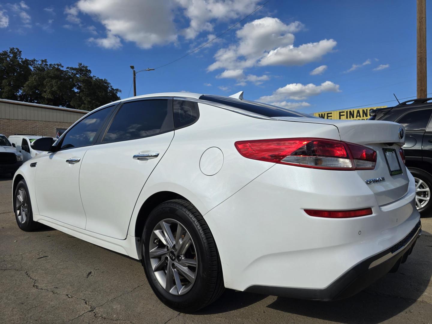 2020 DIAMOND WHITE Kia Optima LX (5XXGT4L32LG) with an 2.4L L4 DOHC 16V engine, 6A transmission, located at 2660 S.Garland Avenue, Garland, TX, 75041, (469) 298-3118, 32.885551, -96.655602 - Photo#5