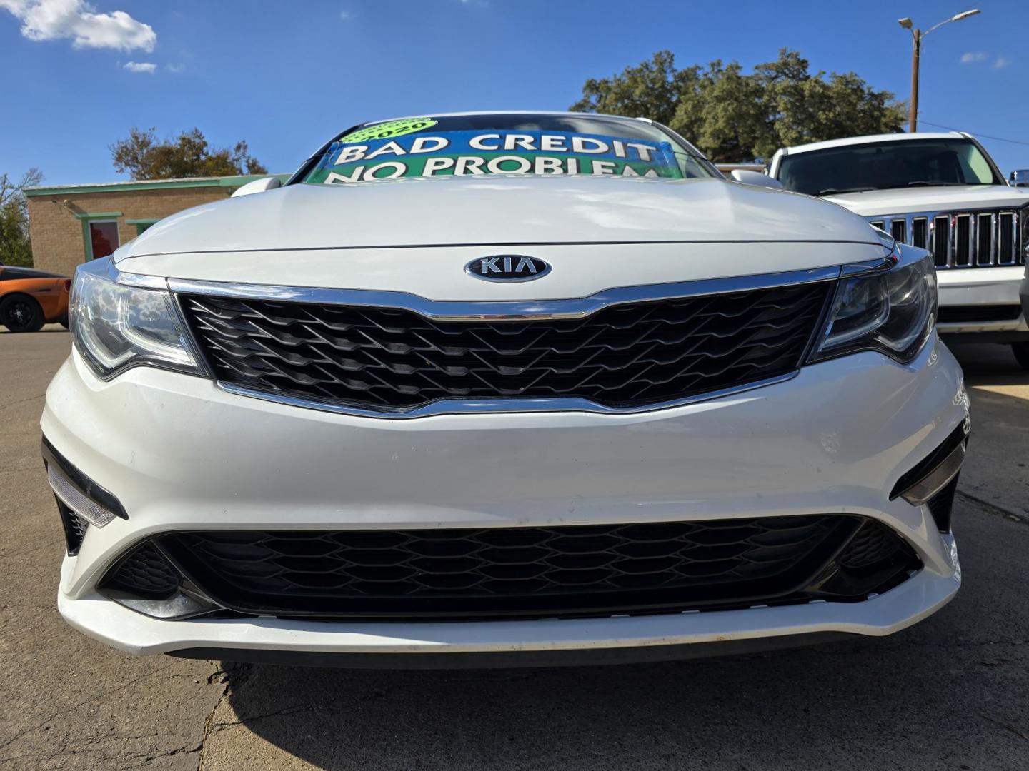 2020 DIAMOND WHITE Kia Optima LX (5XXGT4L32LG) with an 2.4L L4 DOHC 16V engine, 6A transmission, located at 2660 S.Garland Avenue, Garland, TX, 75041, (469) 298-3118, 32.885551, -96.655602 - Photo#9