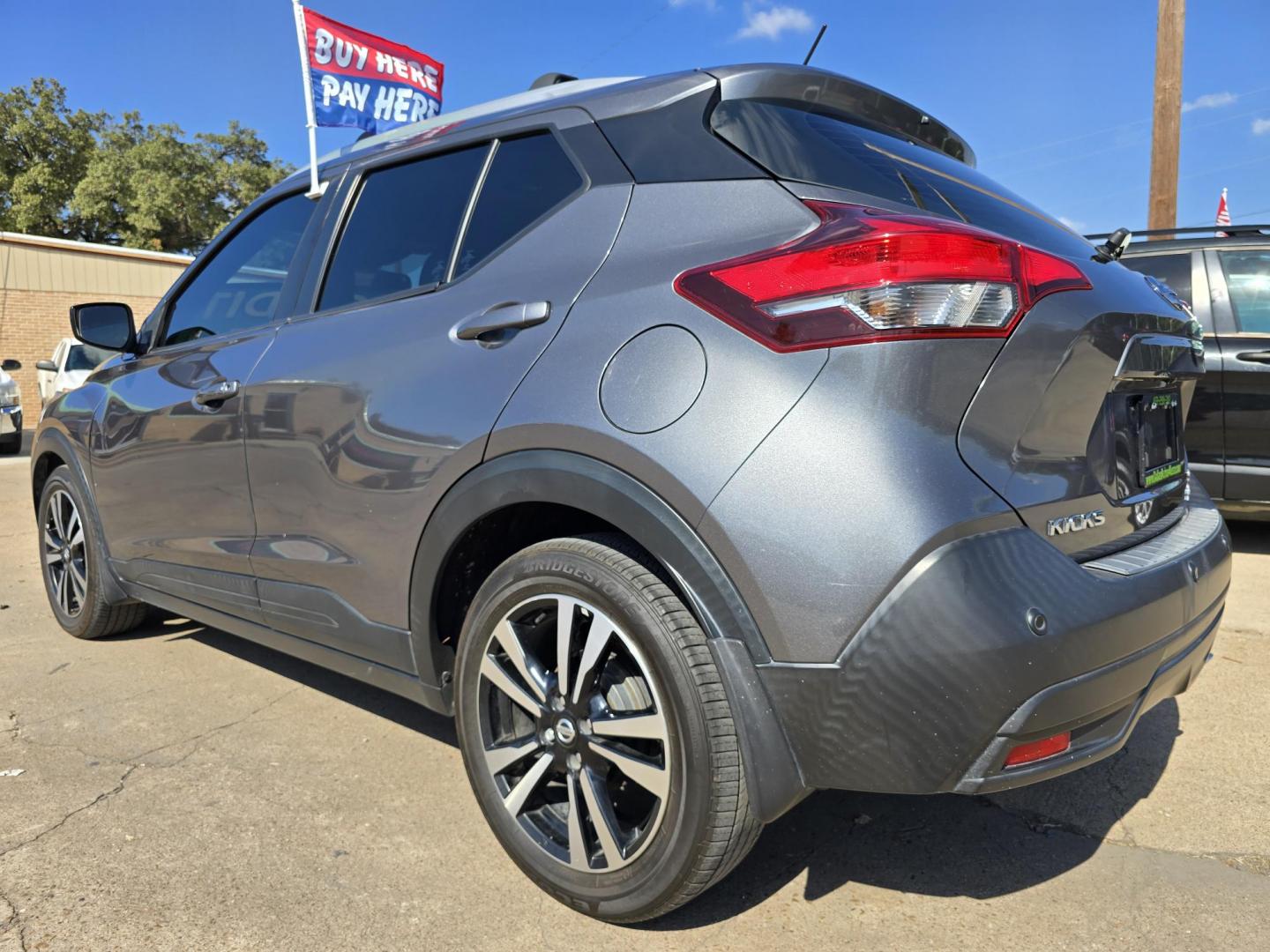 2020 GRAY Nissan Kicks SV (3N1CP5CV9LL) with an 1.6L L4 engine, CVT transmission, located at 2660 S.Garland Avenue, Garland, TX, 75041, (469) 298-3118, 32.885551, -96.655602 - Photo#5